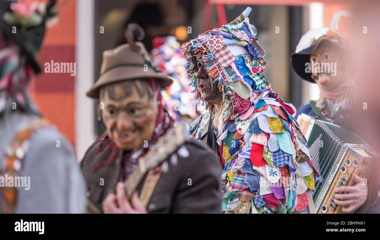 Agitatori a pinza con maschere in larve di legno a Murnau gettano fuori l'inverno, Domenica di Carnevale Foto Stock