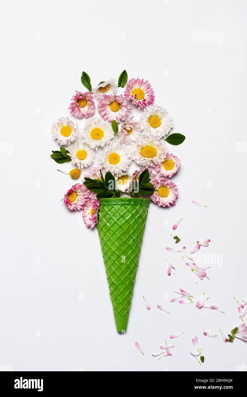 Gelato cono fiore bouquet decorazione fatta in casa con spazio copia Foto Stock
