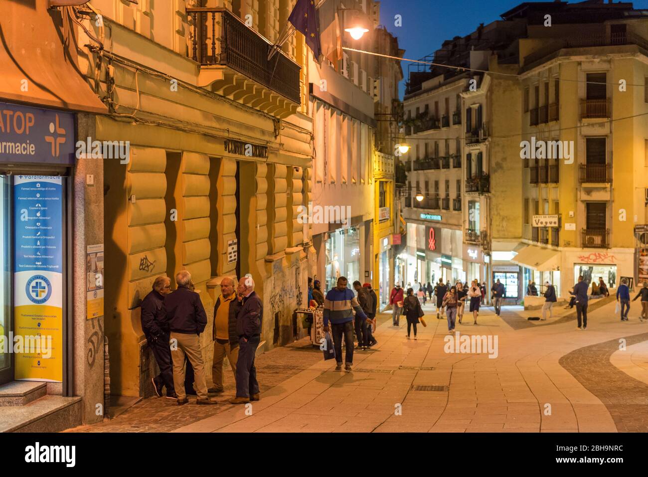 Italia, isola mediterranea Sardegna, Cagliari, centro storico, gente, scena notturna Foto Stock