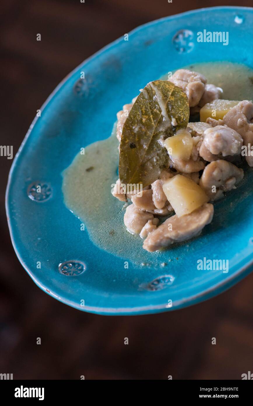 Italia, isola Mediterranea di Sardegna, Gavoi, Ristorante Pizzeria Santa Rughe, cucina pastorale e contadina, cucina tipica rurale tradizionale, Ancelle di agnello (pane dolce) Foto Stock