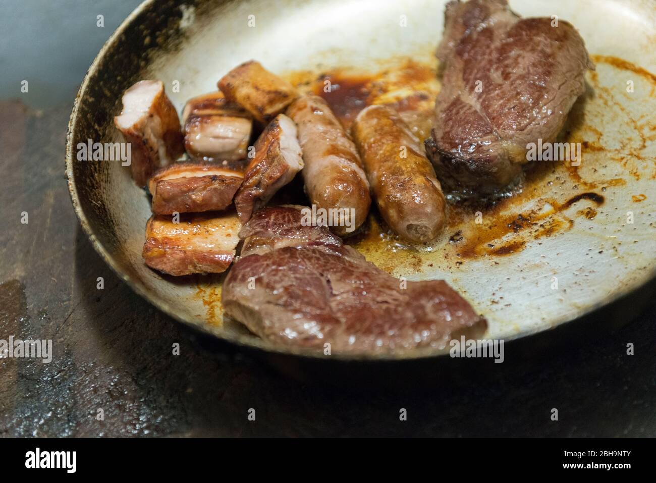 Italia, l'isola mediterranea della Sardegna, Gavoi, Ristorante Pizzeria Santa Rughe, cucina pastorale e contadina, cucina tradizionale rurale tradizionale, arrostiti e salsicce Foto Stock