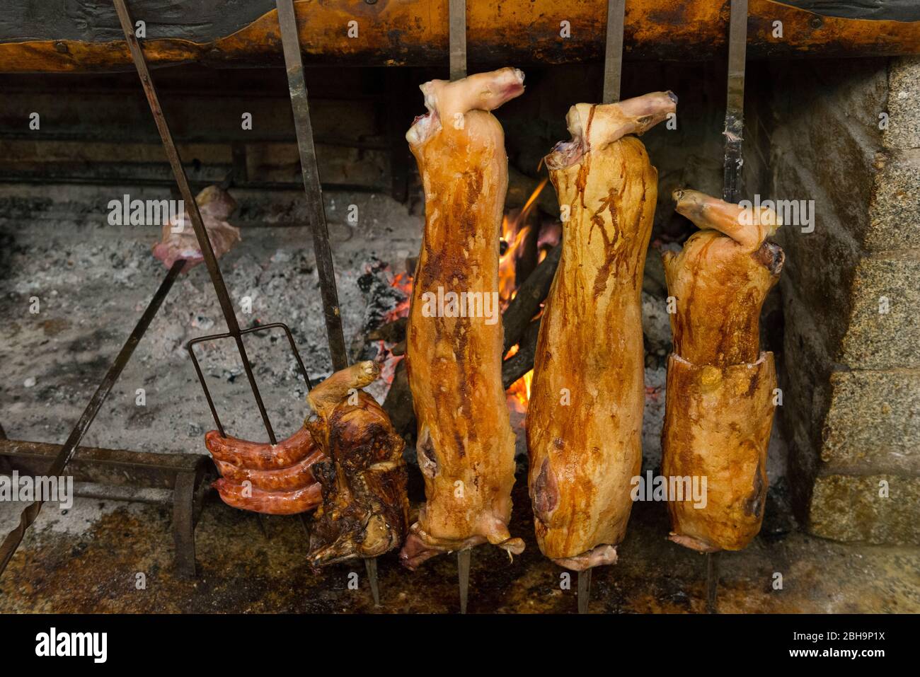 Italia, isola Mediterranea Sardegna (Sardegna), Oliena, su Gologone Experience Hotel, cucina pastorale e contadina, cucina tipica rurale tradizionale, su Porceddu, specialità, piatti nazionali, maiale Foto Stock