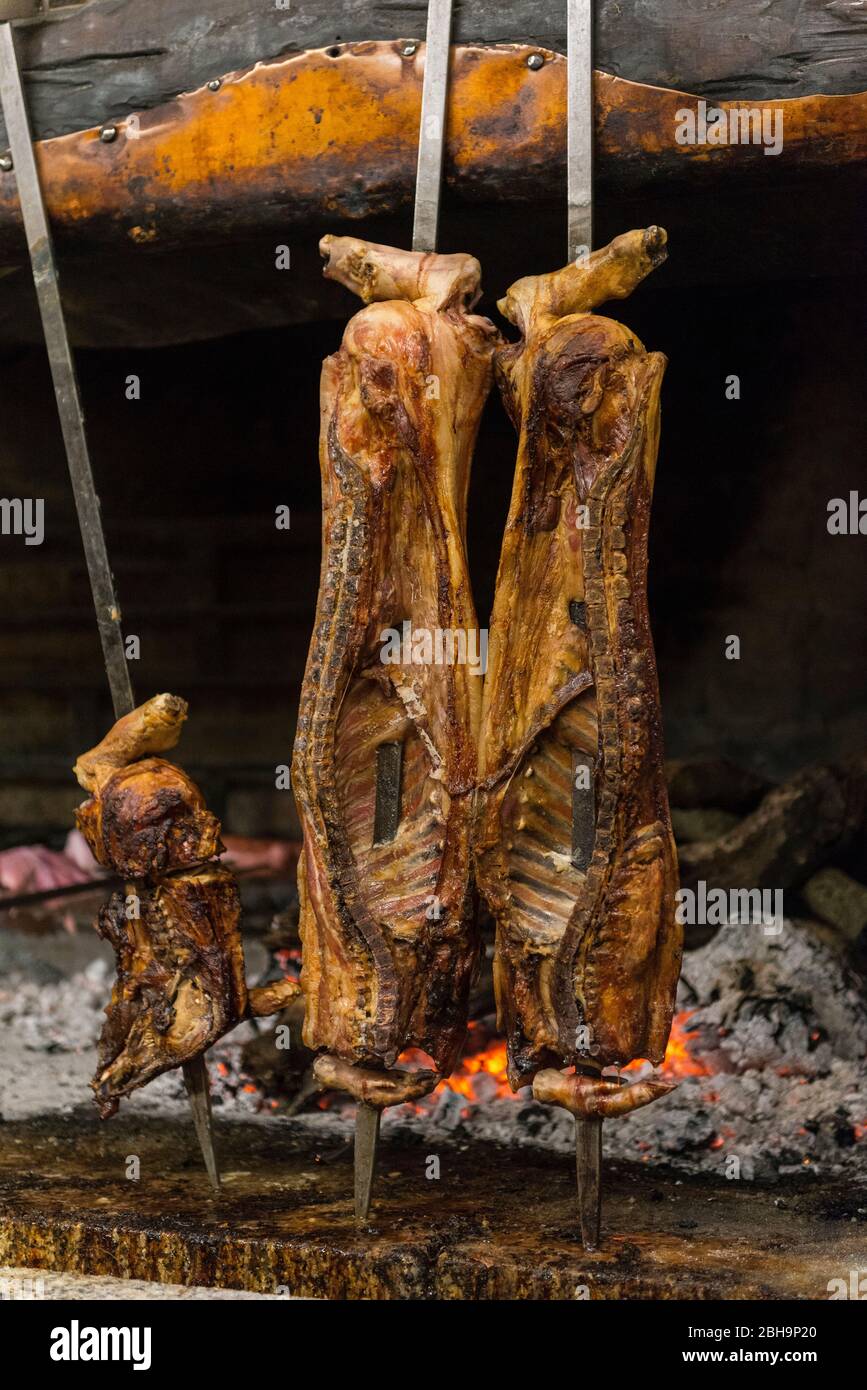 Italia, isola Mediterranea Sardegna (Sardegna), Oliena, su Gologone Experience Hotel, cucina pastorale e contadina, cucina tipica rurale tradizionale, su Porceddu, specialità, piatti nazionali, maiale Foto Stock