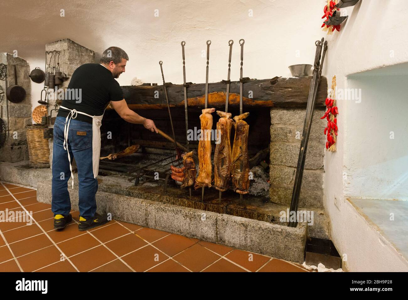 Italia, isola Mediterranea Sardegna (Sardegna), Oliena, su Gologone Experience Hotel, cucina pastorale e contadina, cucina tipica rurale tradizionale, su Porceddu, specialità, piatti nazionali, maiale Foto Stock