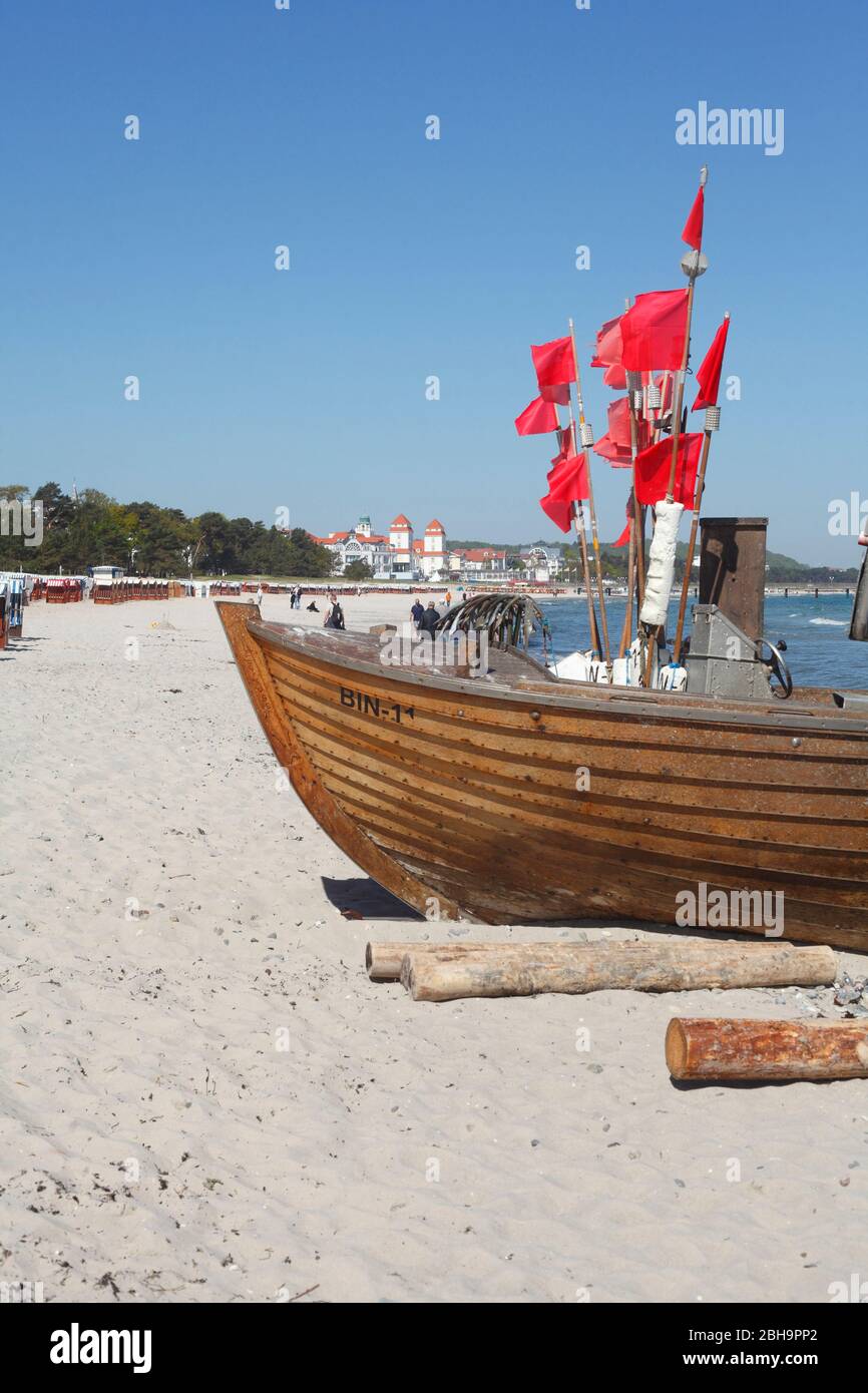 Pesca in barca sulla spiaggia, Binz auf Rügen, isola di Ruegen, Mecklenburg-Vorpommern, Germania, Europa Foto Stock