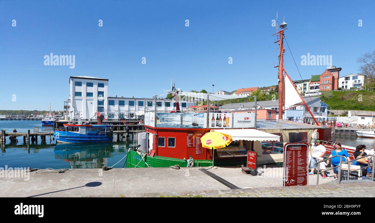 Taglierina per la pesca con snack di pesce Fischland, Stadthafen, Sassnitz, Rügen, Mecklenburg-Vorpommern, Germania, Europa Foto Stock