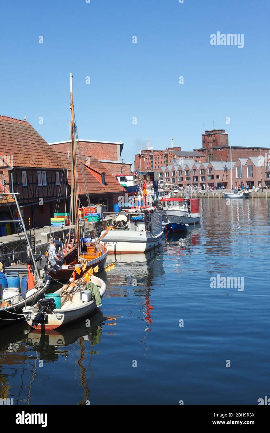 Porto vecchio con tagliatori da pesca, Wismar, Mecklenburg-Vorpommern, Germania, Europa Foto Stock