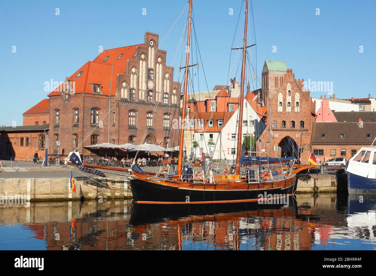 Porto vecchio con barche da pesca, Old Customs House e Wassertor, Wismar, Mecklenburg-Vorpommern, Germania, Europa Foto Stock