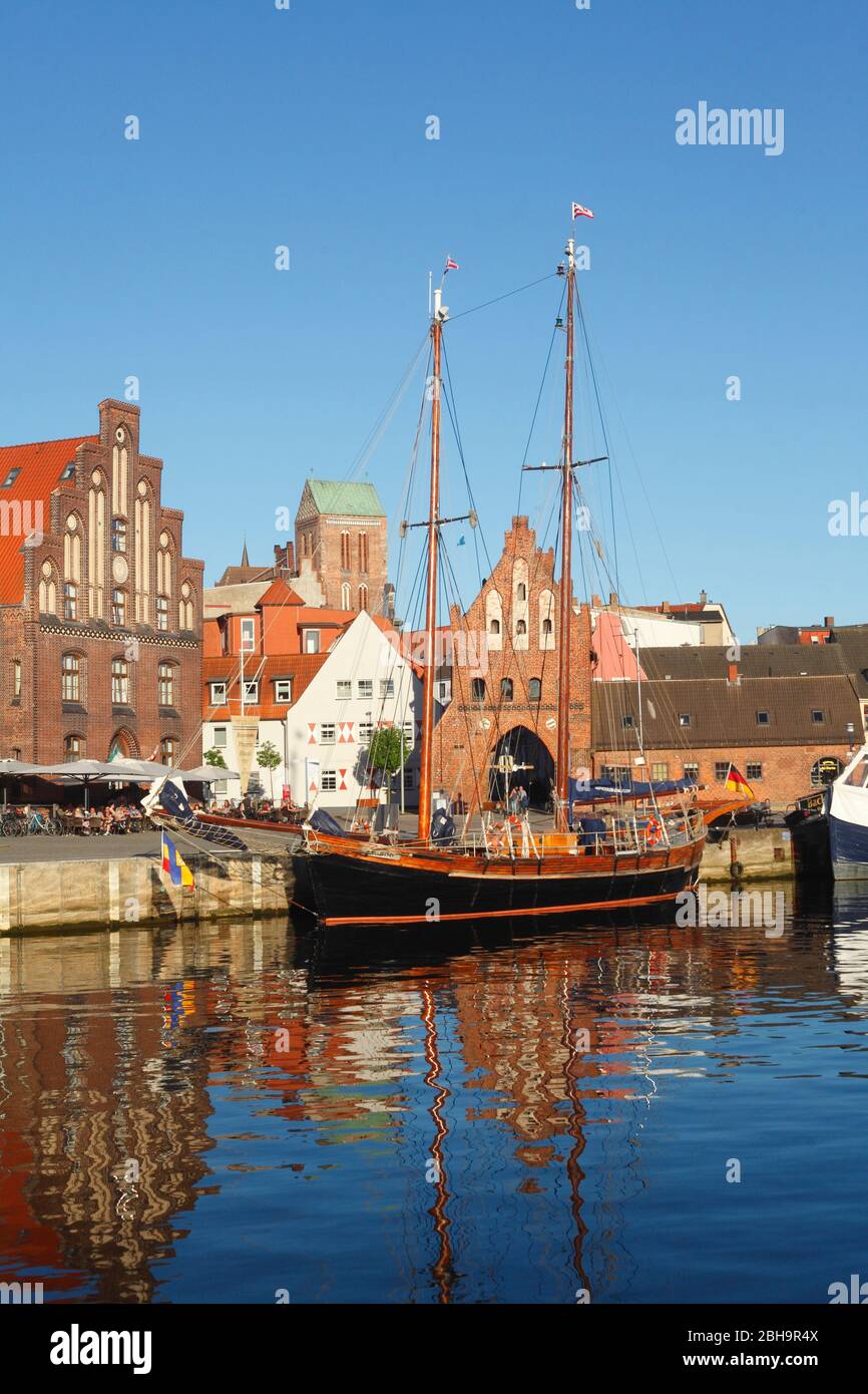 Porto vecchio con barche da pesca, Old Customs House e Wassertor, Wismar, Mecklenburg-Vorpommern, Germania, Europa Foto Stock