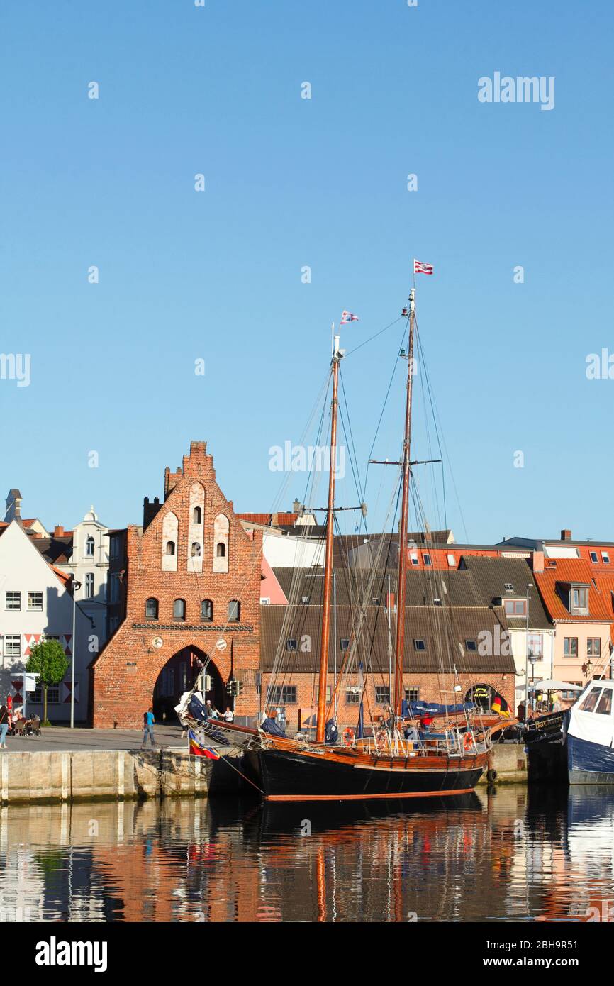 Porto vecchio con cancello d'acqua, Wismar, Mecklenburg-Vorpommern, Germania, Europa Foto Stock