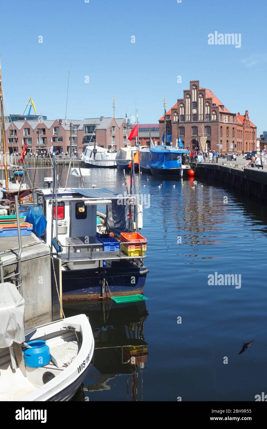 Porto vecchio con tagliatori da pesca, Altes Zollhaus, Wismar, Mecklenburg-Vorpommern, Germania, Europa Foto Stock