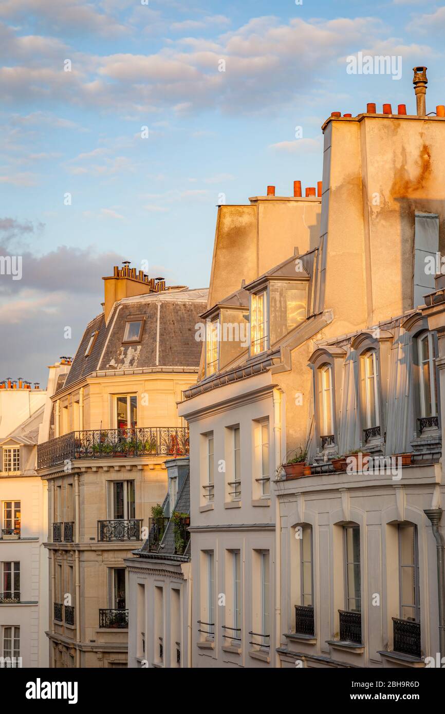 Sera La luce solare sui tetti di Parigi Francia Foto Stock