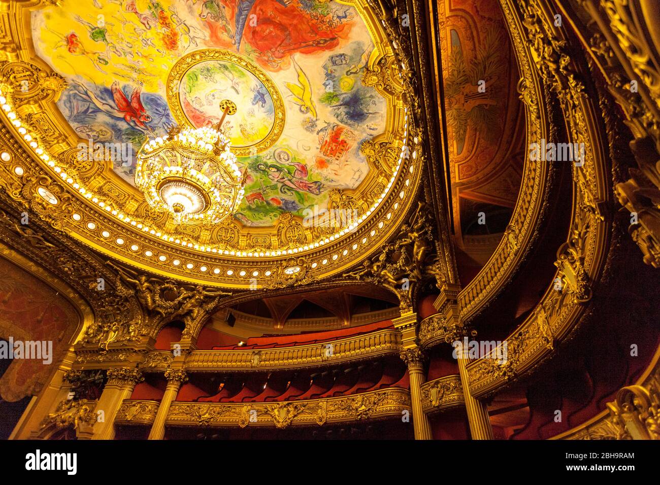 Soffitto decorato e balconi nel Palais Garnier - Opera House, Parigi, Francia Foto Stock