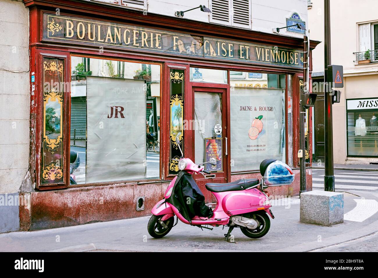 Scooter rosa davanti alla panetteria francese a Parigi, Francia Foto Stock