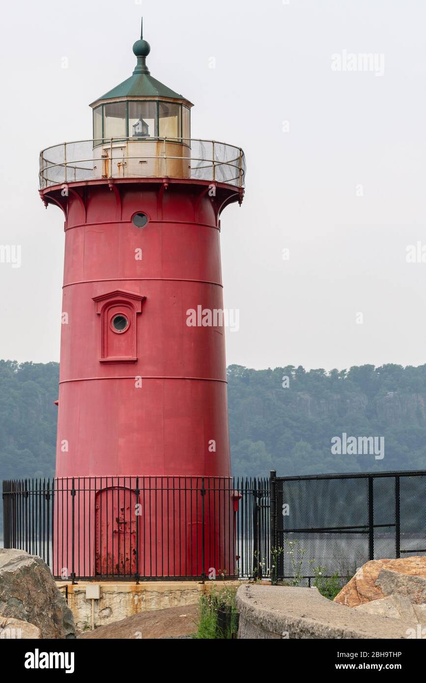 Il Little Red Lighthouse (Jeffrey's Hook Light) sotto il George Washington Bridge a Manhattan lungo il fiume Hudson. Foto Stock