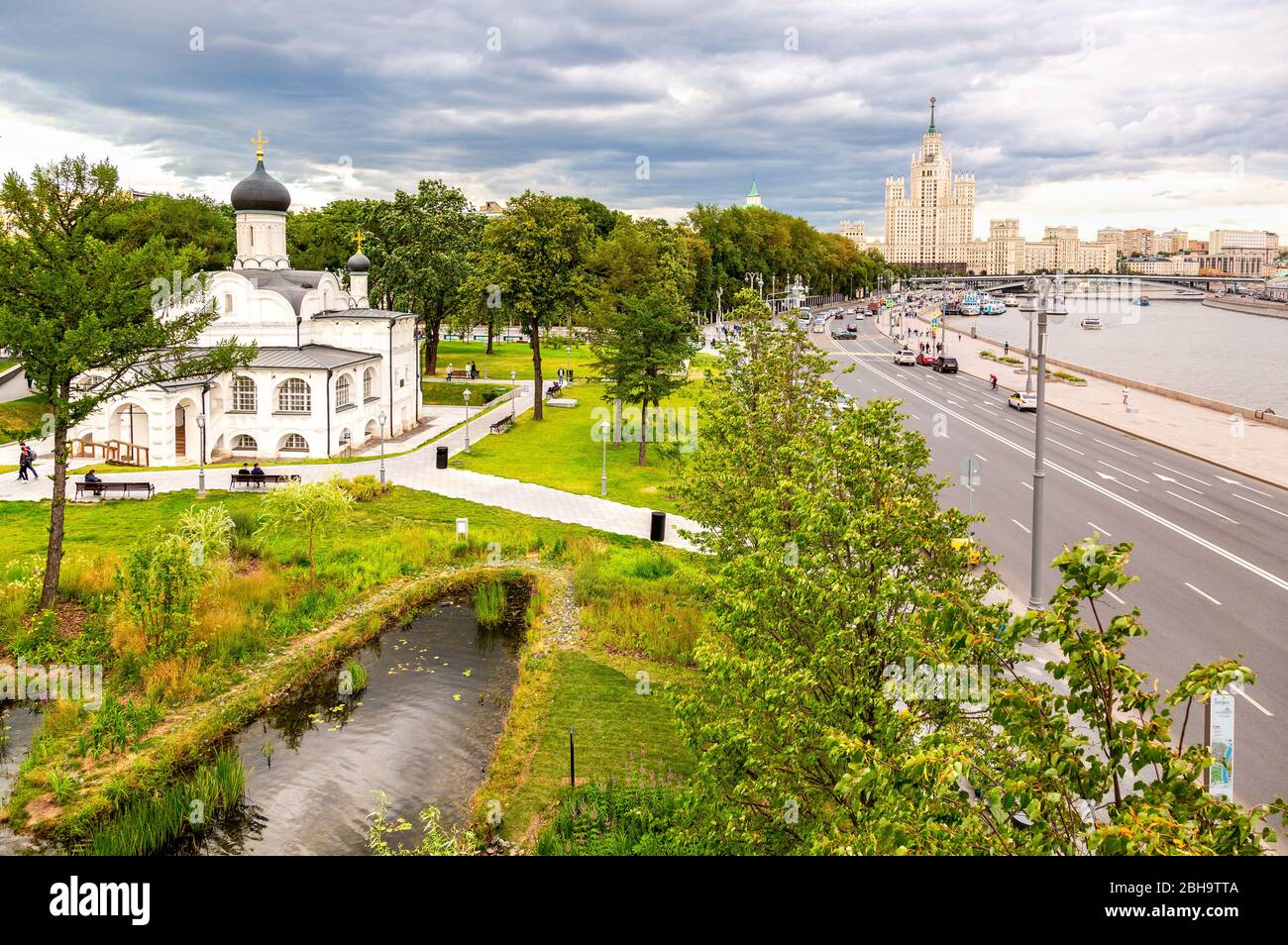 Mosca, Russia - 8 luglio 2019: Vista dal ponte galleggiante al parco di Zaryadye sulla Chiesa della Concezione della giustizia di Anna su Kotelnich Foto Stock