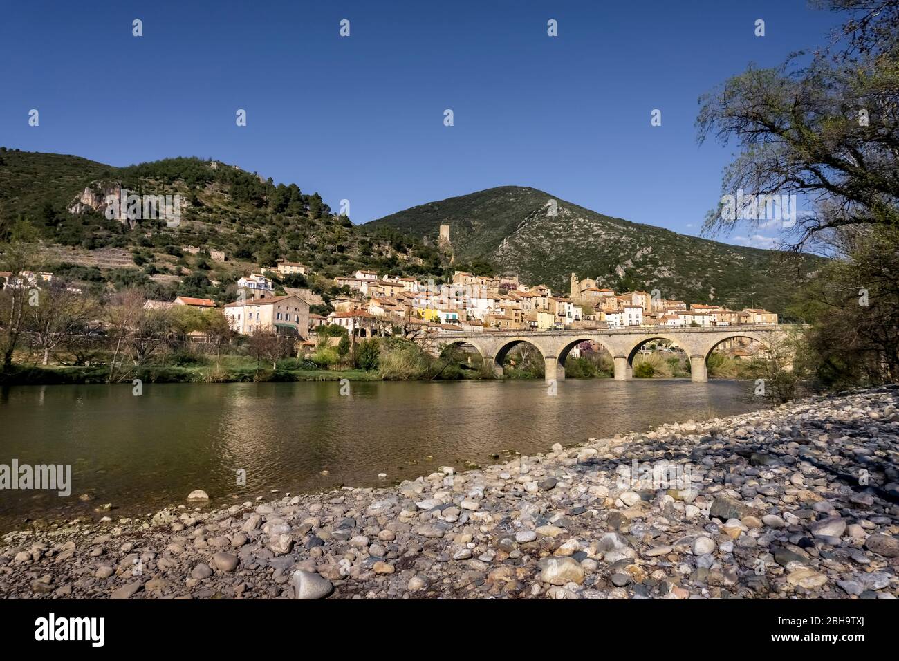 Vista di Roquebrun e il fiume Orb. Ponte sul fiume. Situato nel Parco Naturale Regionale Haut-Languedoc Foto Stock