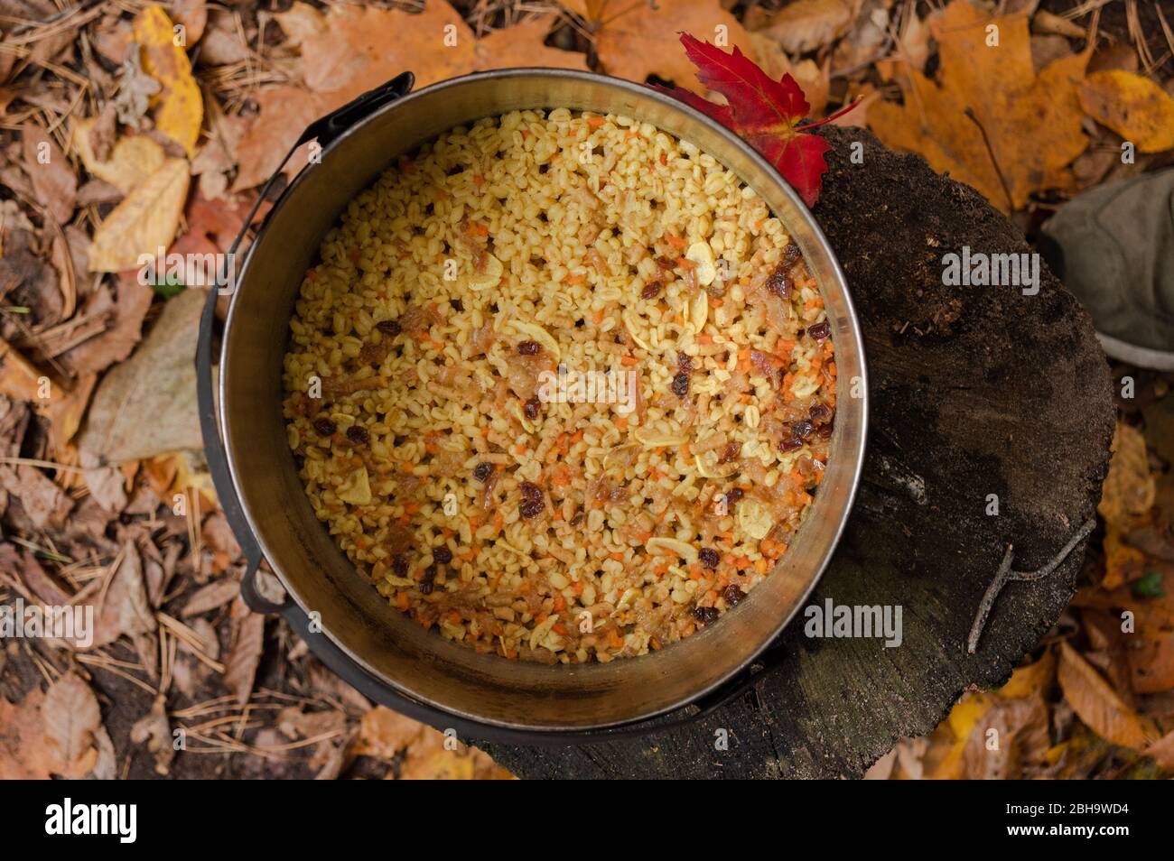 Cottura del bulgur in un cavoldron. Cucina bulgur in natura. Superiore. Foto Stock