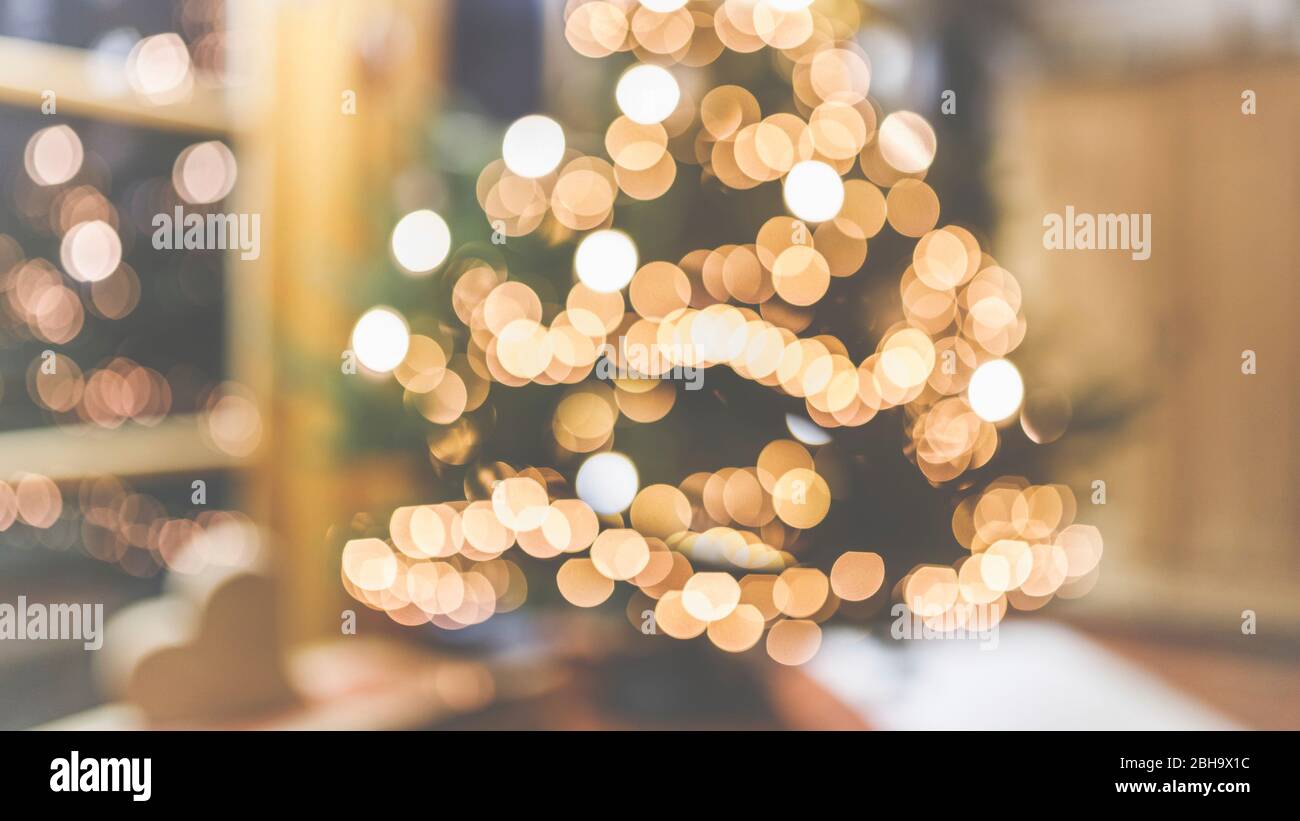 Gemütliches Weihnachten mit schöner Beleuchtung und dem festlich geschmückten Weihnachtsbaum. Foto Stock
