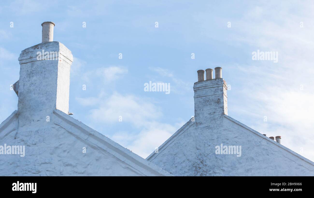 I camini, camini di una casa a Lands End, Penzance, Cornovaglia, Inghilterra, Regno Unito Foto Stock