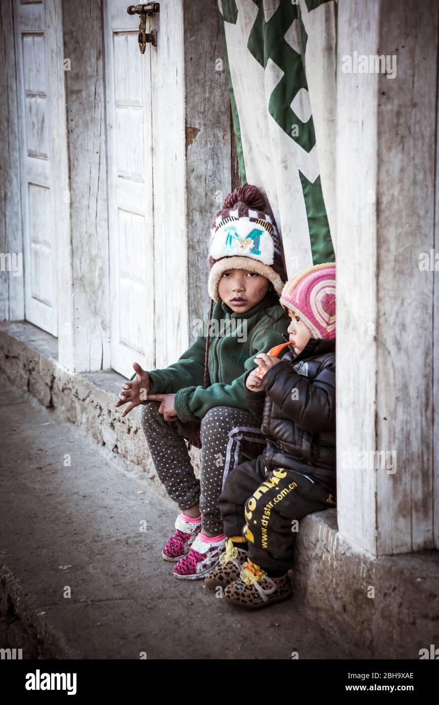 2 bambini piccoli seduti sulla porta d'ingresso 3-6 anni, Foto Stock