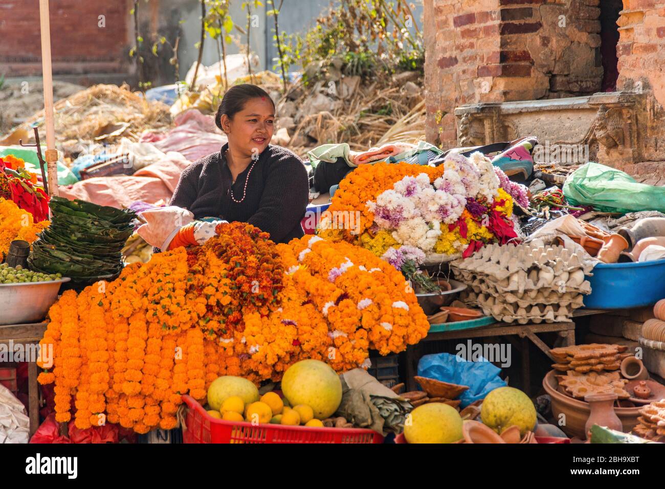 Donna in stallo del mercato, 20-30 anni, stalla vegetale Foto Stock