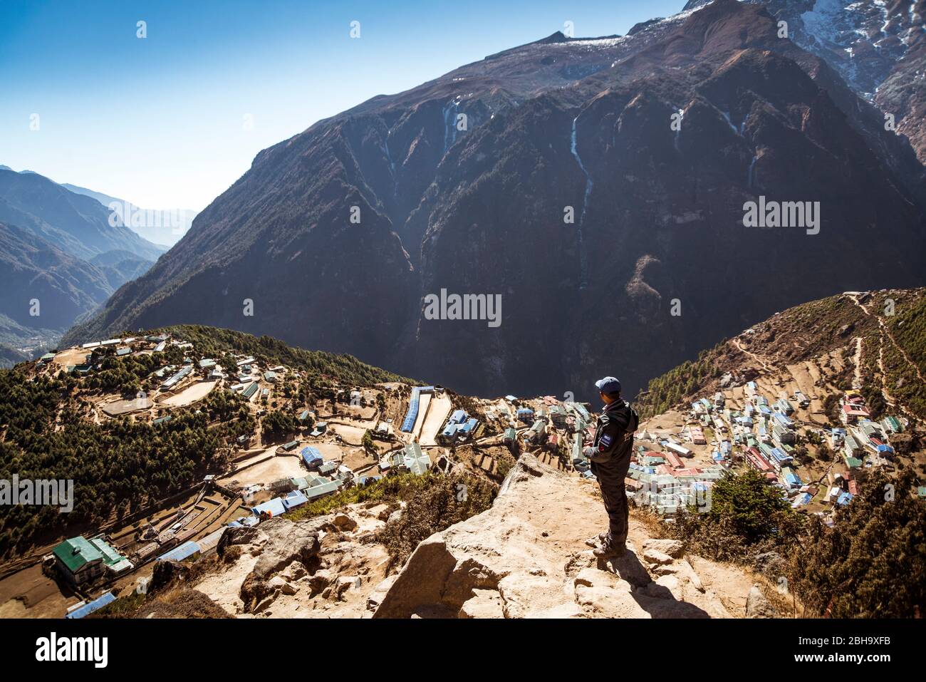 1 persona da dietro sulla collina, vista della valle, Namche Bazar, punto di vista Foto Stock