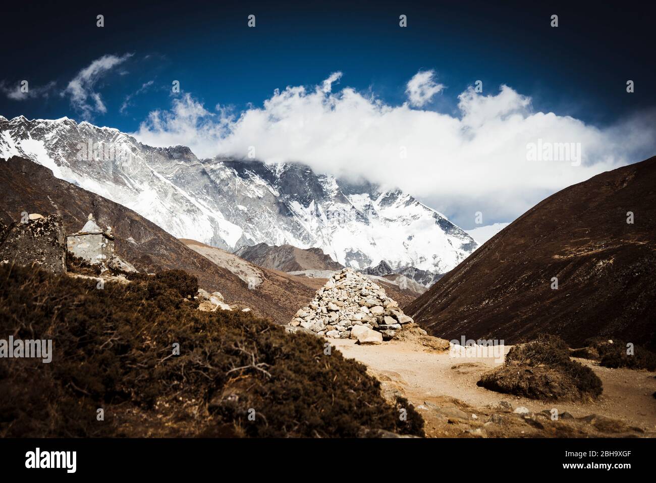 Piccolo tempio e caparre, montagne con nuvole sullo sfondo Foto Stock