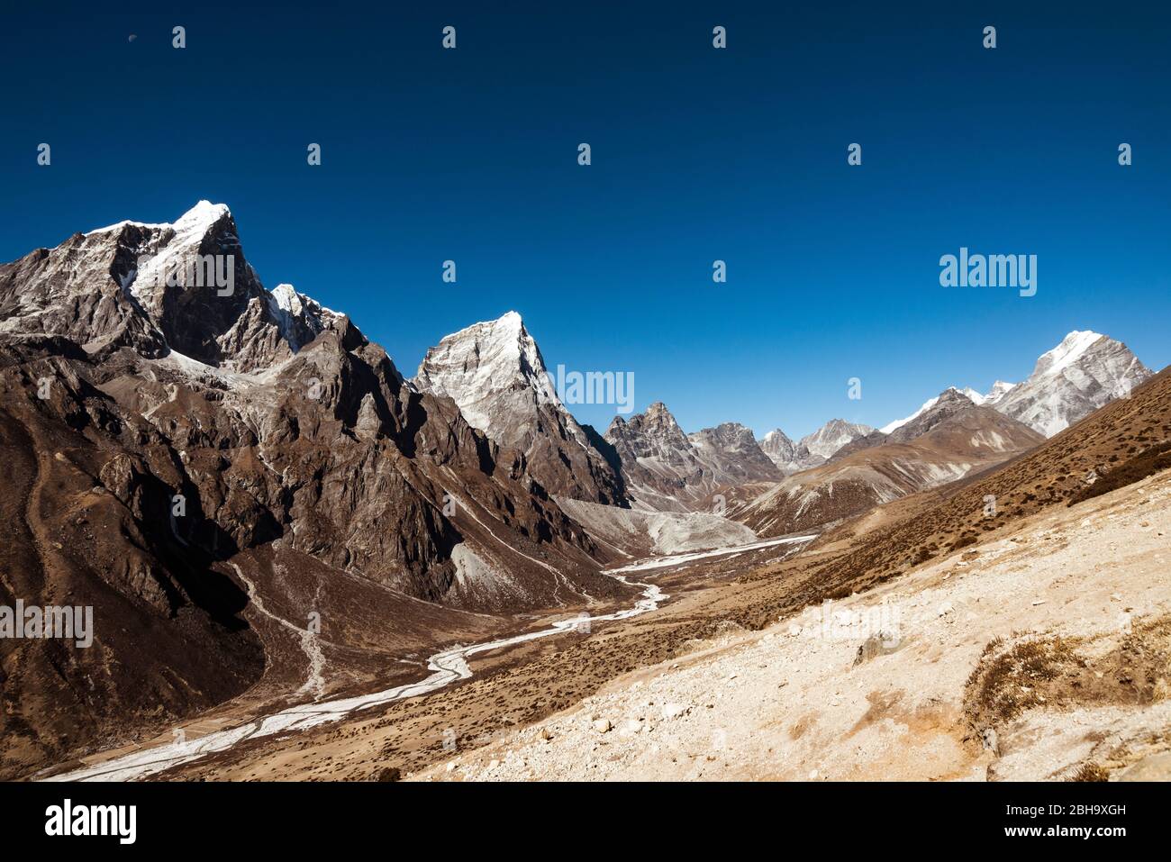 Vista verso la valle, Thame sullo sfondo Kongde, Sunder Peak, Himalaya Foto Stock