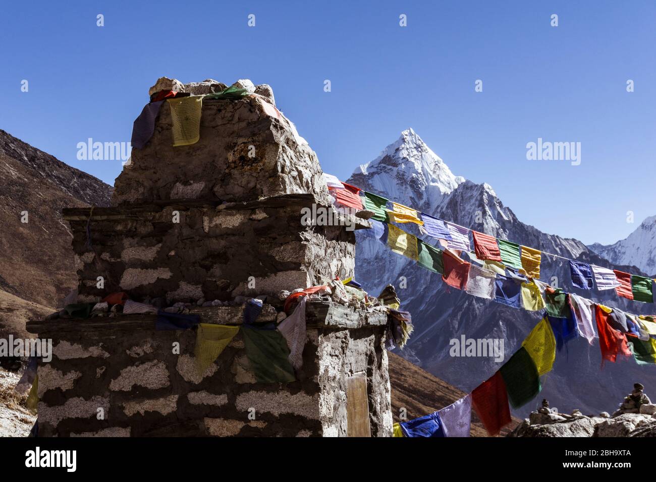 Memorial Lobuche Pass con bandiere di preghiera e Ana Dablam Foto Stock