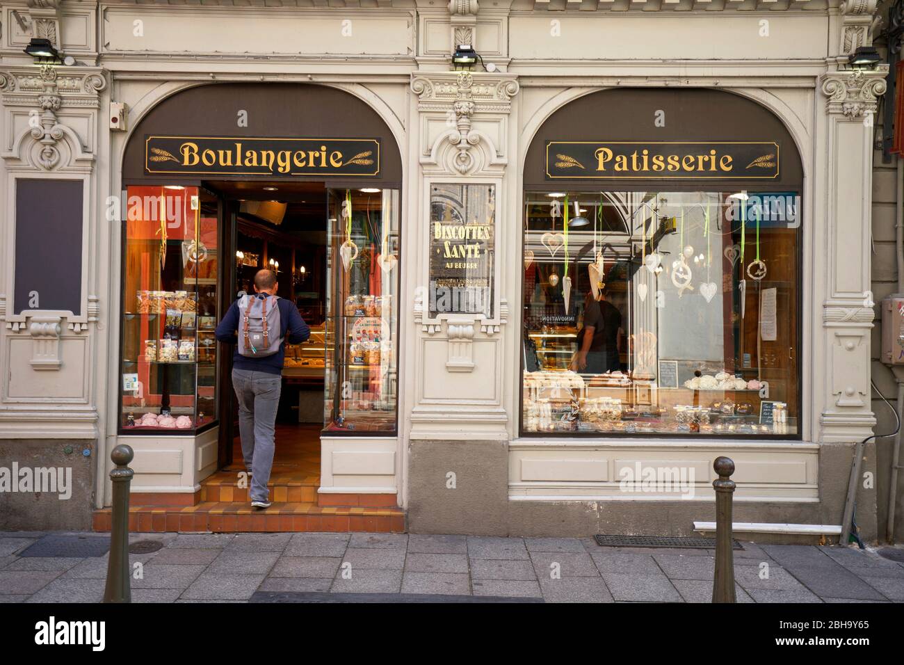 Francia, Alsazia, Strasburgo, negozio, boulangerie, pasticceria, panetteria, pasticceria, all'aperto Foto Stock