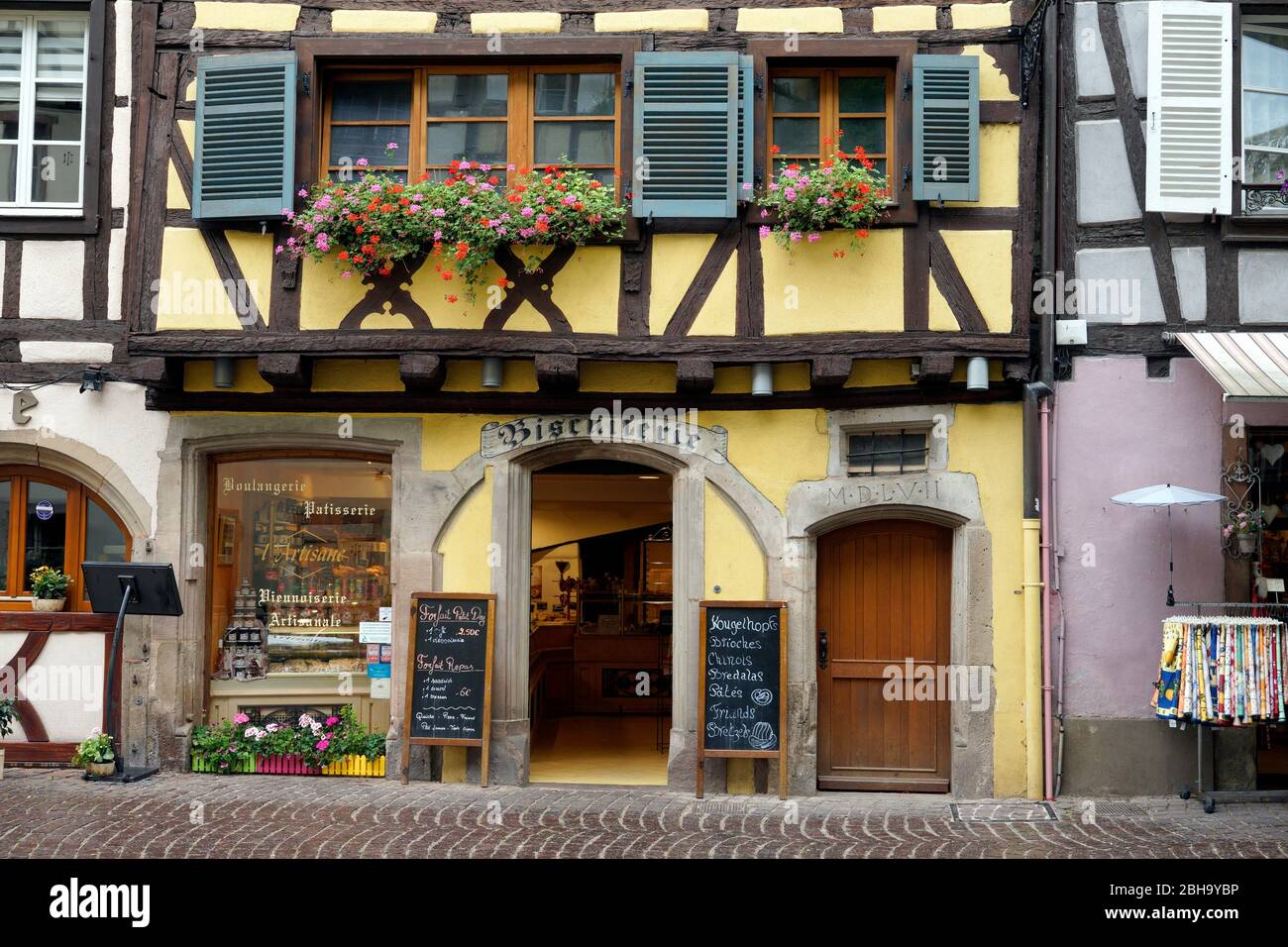 Francia, Alsazia, strada del vino dell'Alsazia, Colmar, centro storico, casa a graticcio, negozio, panetteria, pasticceria, produzione di biscotti, all'esterno Foto Stock