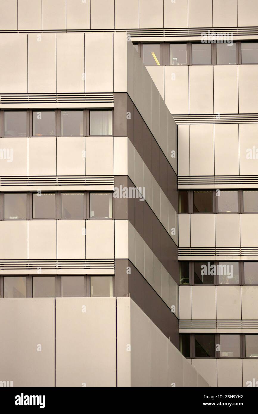 Il dettaglio di un edificio per uffici e imprese della stazione radio RBB, radio Berlin Brandenburg a Berlino. Foto Stock