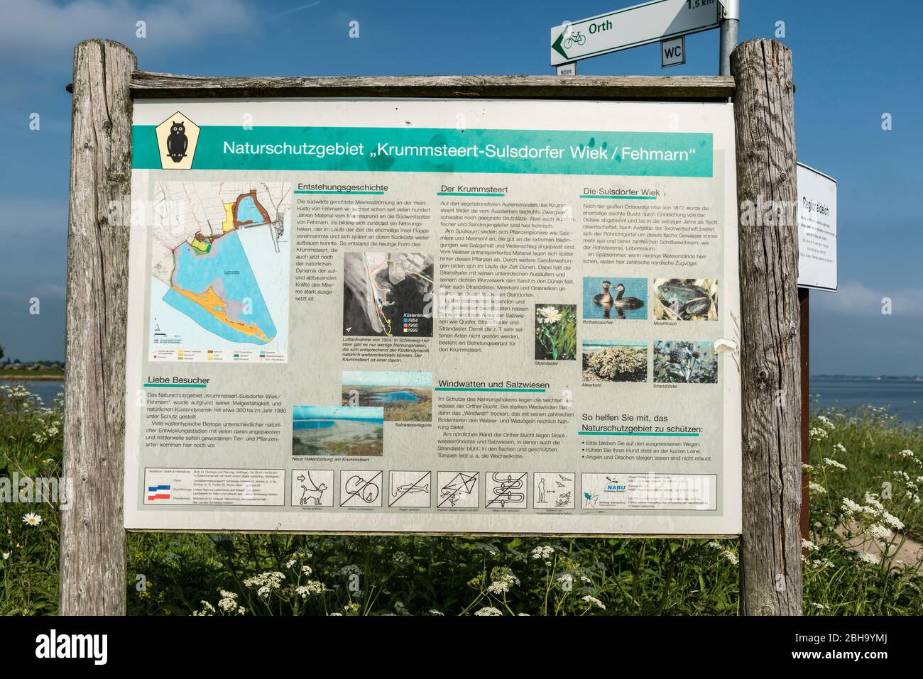 Orth, Fehmarn, Schleswig-Holstein, Germania, segno di riferimento e di informazione per la riserva naturale Krummstert-Sulsdorfer Wink Foto Stock