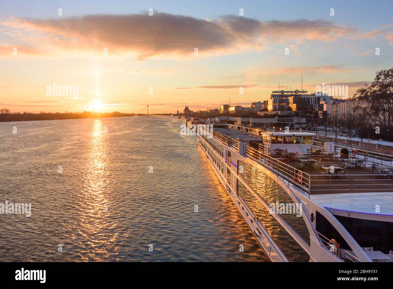 Vienna, Vienna: Fiume Danubio (Donau), nave da crociera al terminal delle navi da crociera Reichsbrücke, alba nel 02. Leopoldstadt, Vienna, Austria Foto Stock