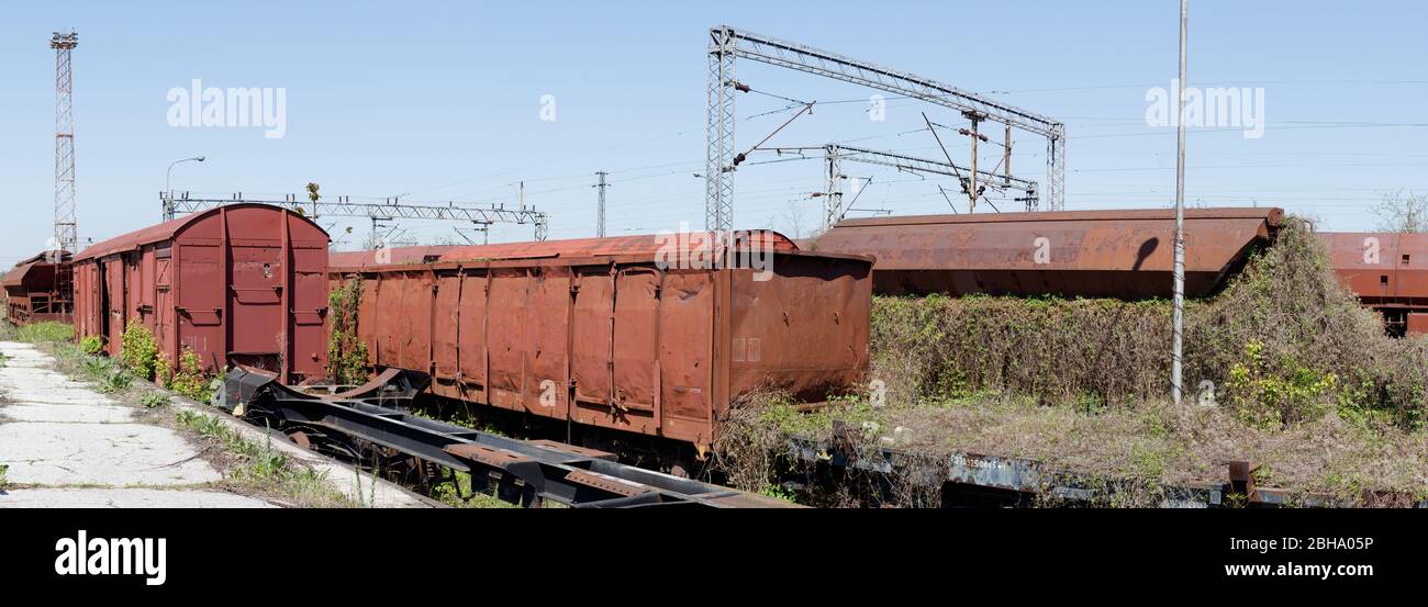 Stazione ferroviaria abbandonata con i carri antichi Foto Stock