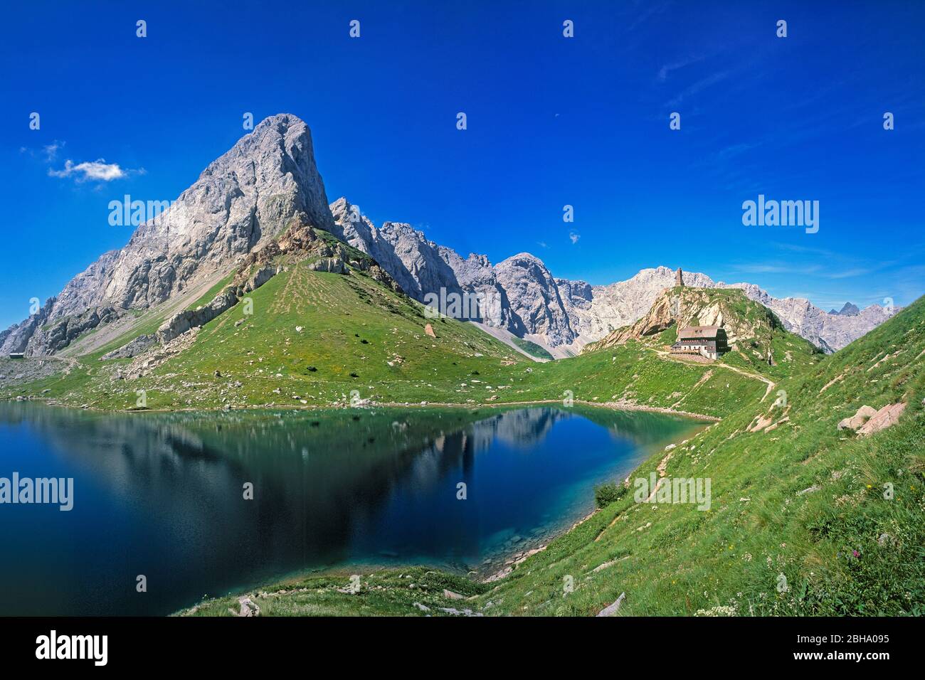 Alpi Carniche con la montagna Seekopf, il lago Wolayer e la capanna del lago Wolayer (Wolayerseehütte), cielo blu, Carinzia, Austria (località alpina della guerra della prima guerra mondiale) Foto Stock