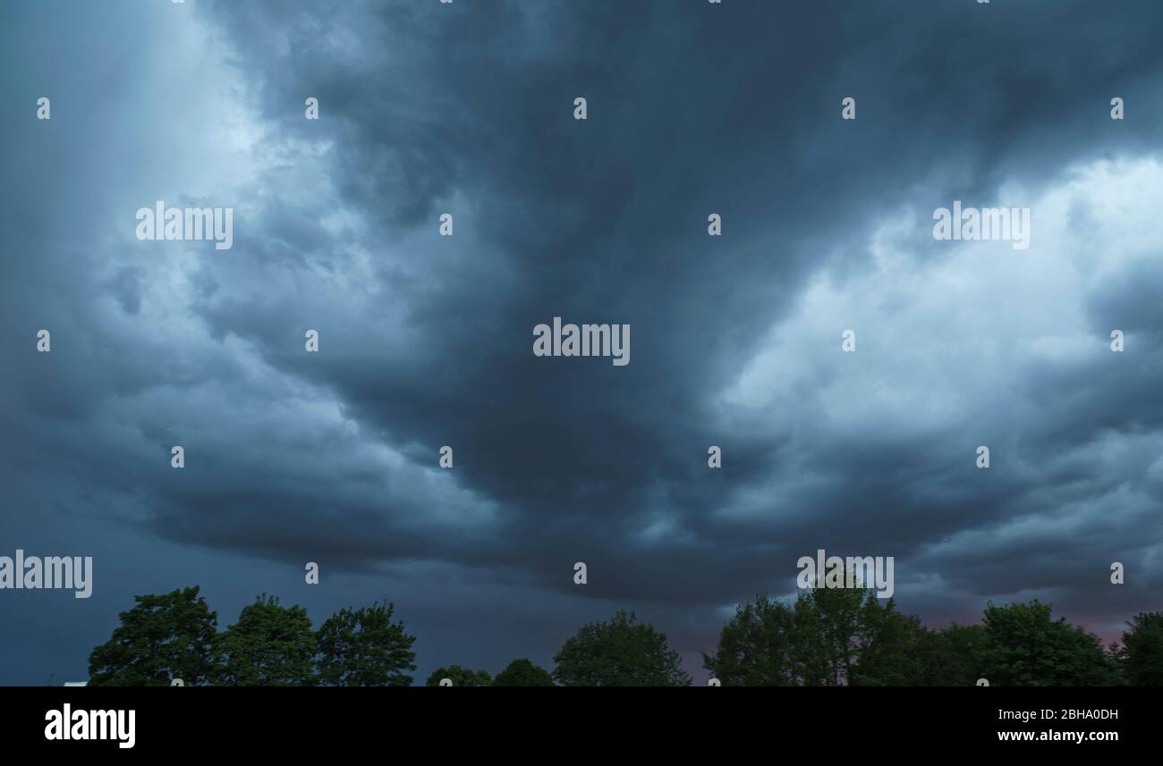 Minacciose nuvole su un parco Foto Stock