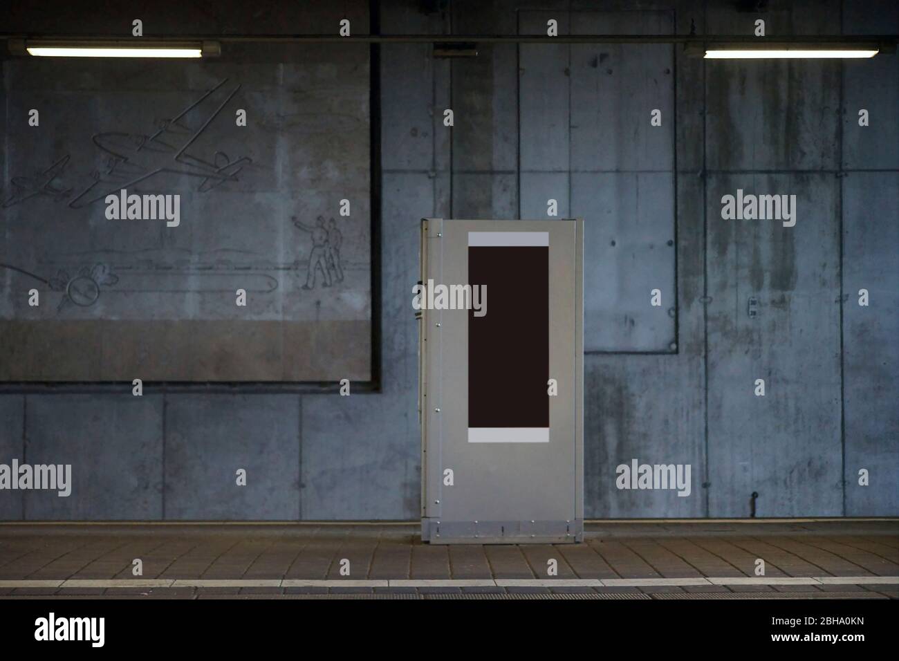Una piattaforma impressionante parete con scarabocchi e una cassetta elettrica. Foto Stock