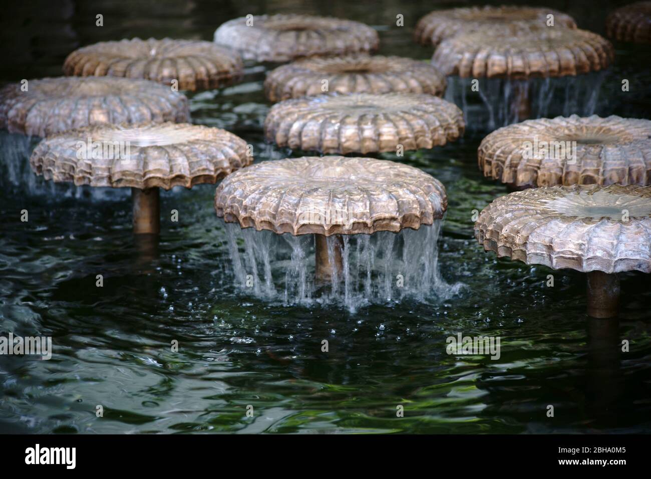Cappuccio di fungo a forma di bolle fontana e getti di una fontana su cui l'acqua gocciola. Foto Stock