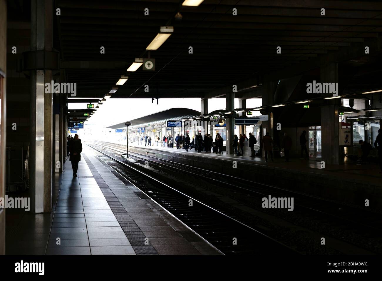 Sagome di viaggiatori su una piattaforma della stazione centrale di