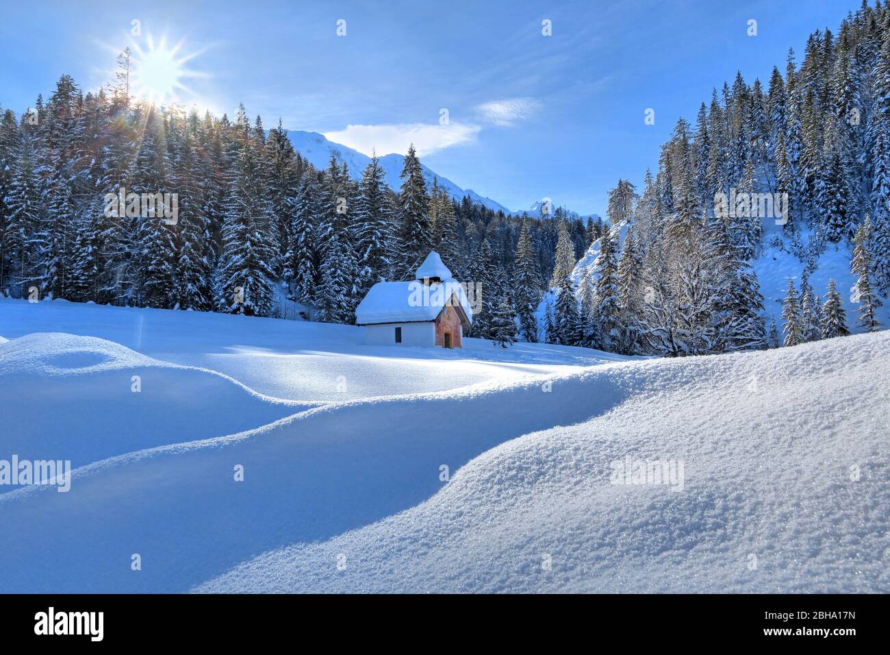 Winterly cappella innevata a Elmau a Klais, Mittenwald, Werdenfelser Land, alta Baviera, Germania Foto Stock