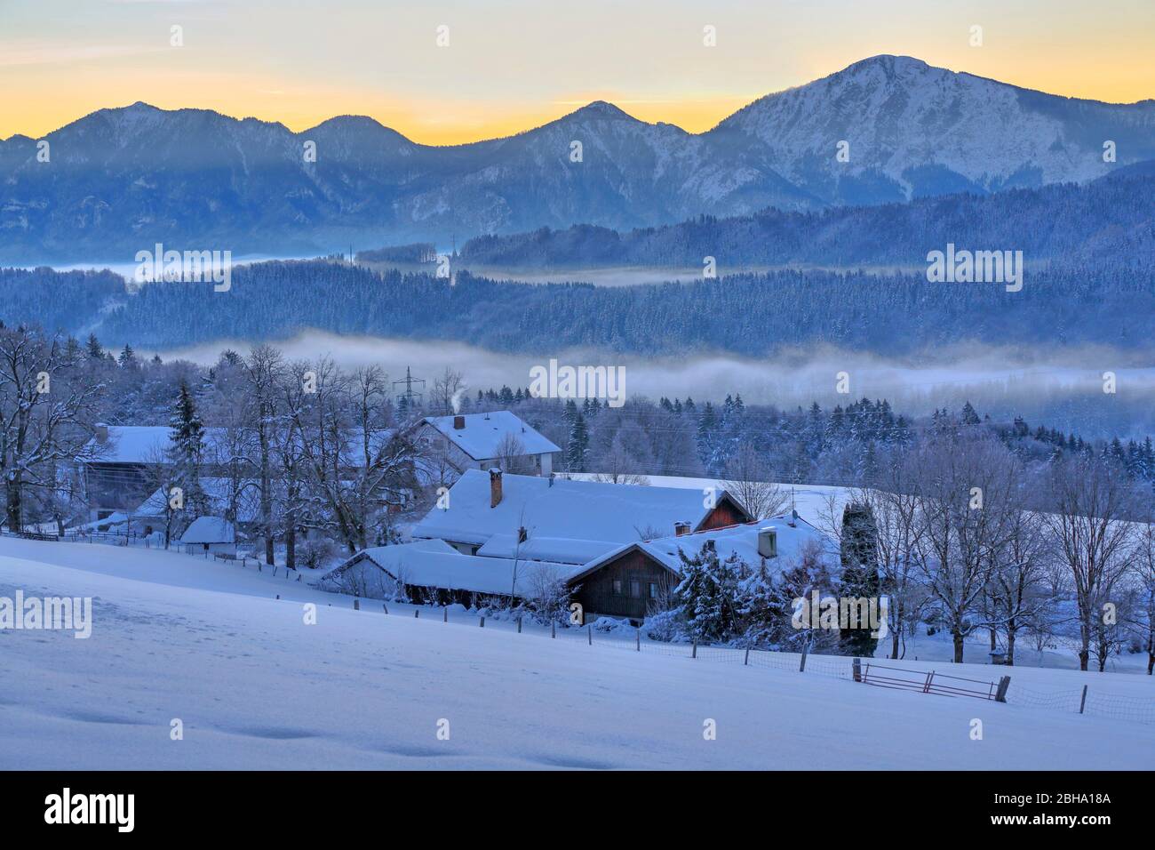 Paesaggio invernale con fattoria contro Jochberg, Hagen, comune Riegsee, la Terra Blu, alta Baviera, Baviera, Germania Foto Stock