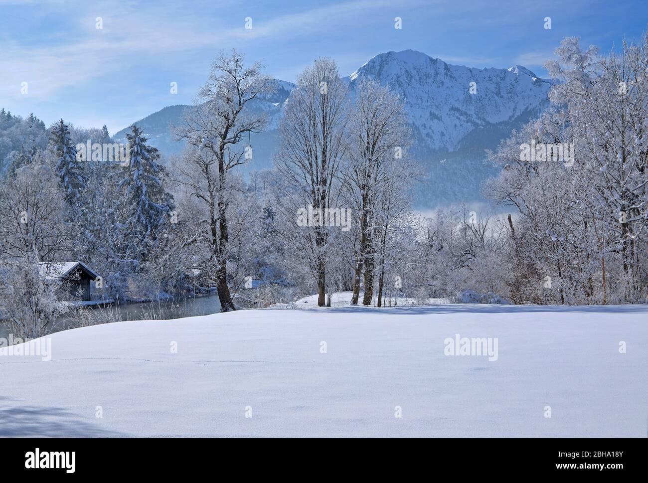 Paesaggio invernale con il fiume Loisach e vista sul monte Herzogstand, vicino a Kochel, la terra blu, alta Baviera, Baviera, Germania Foto Stock