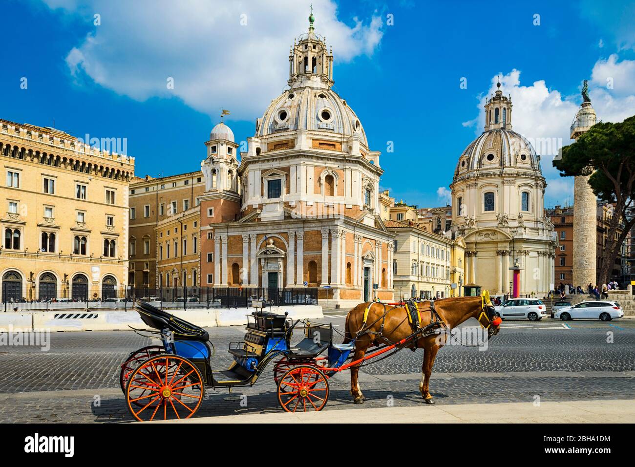 Carrozza trainata da cavalli di fronte al palazzo storico di Roma Foto Stock