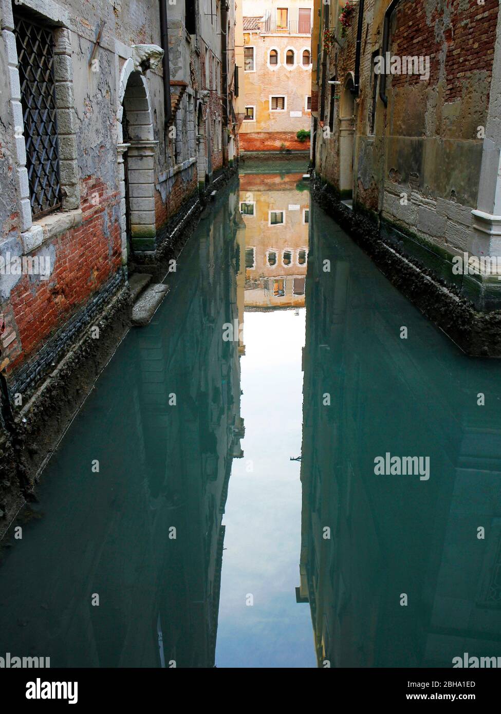 Vista sulla riflessione nel canale veneziano, Italia Foto Stock