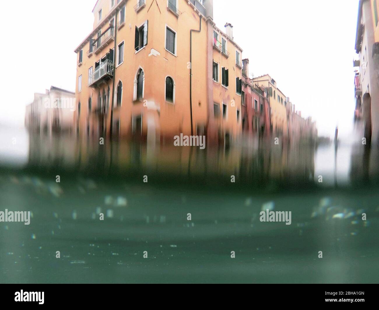Vista sul canale veneziano dalla superficie di acqua, Italia Foto Stock
