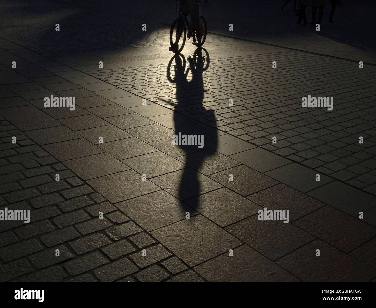 Luci e ombre sulla piazza del mercato principale di Cracovia, Polonia Foto Stock