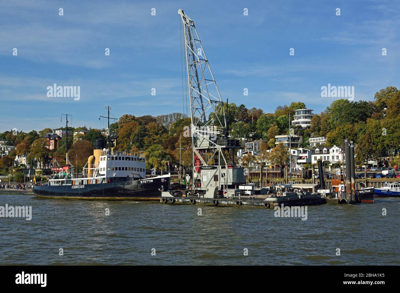 Europa, Germania, Amburgo, Neumühlen, museo porto di Övelgönne, rompighiaccio a vapore Szczecin e la storica gru galleggiante del porto, Foto Stock