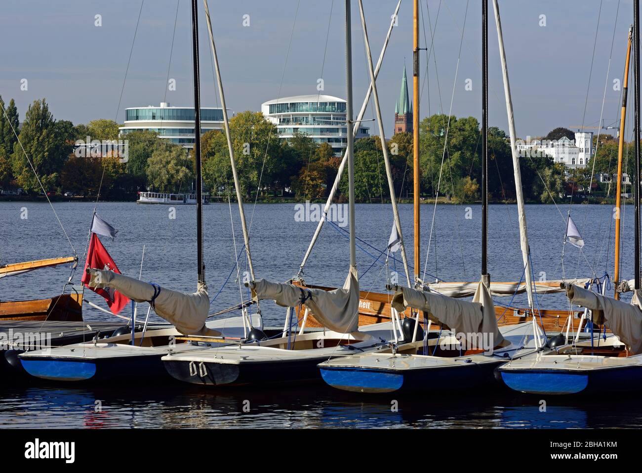 Europa, Germania, Amburgo, distretto di Eimsbüttel, Rotherbaum, hotel di lusso il Fontenay sul lago Alster esterno, barche a vela Foto Stock